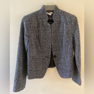 Great black and white blazer in excellent condition.